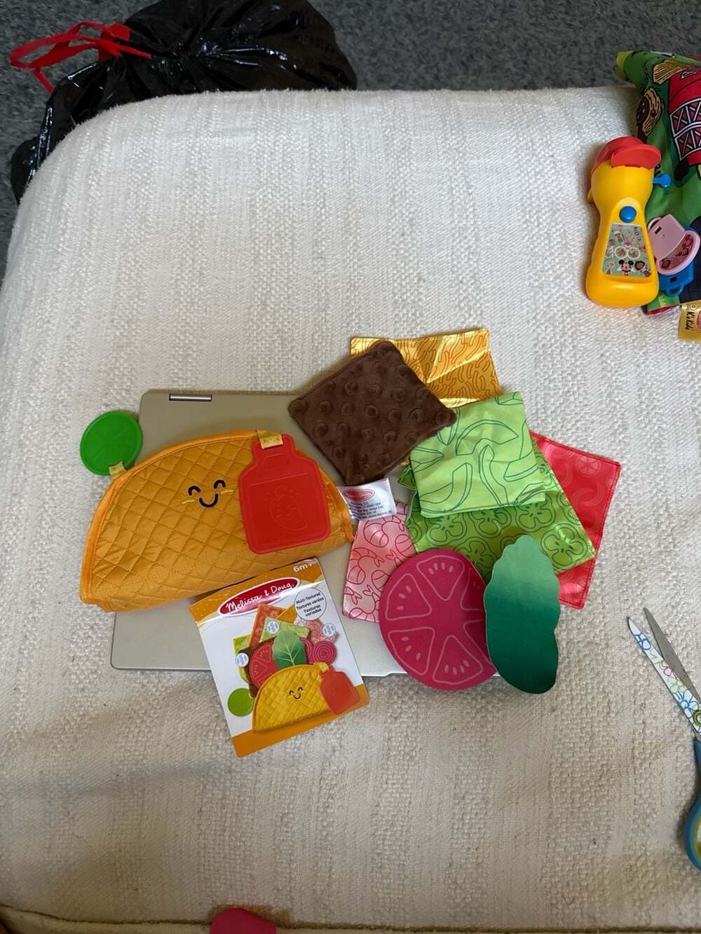 Melissa & Doug Soft Taco Fill & Spill Multi-Sensory Infant Toy (6m+)